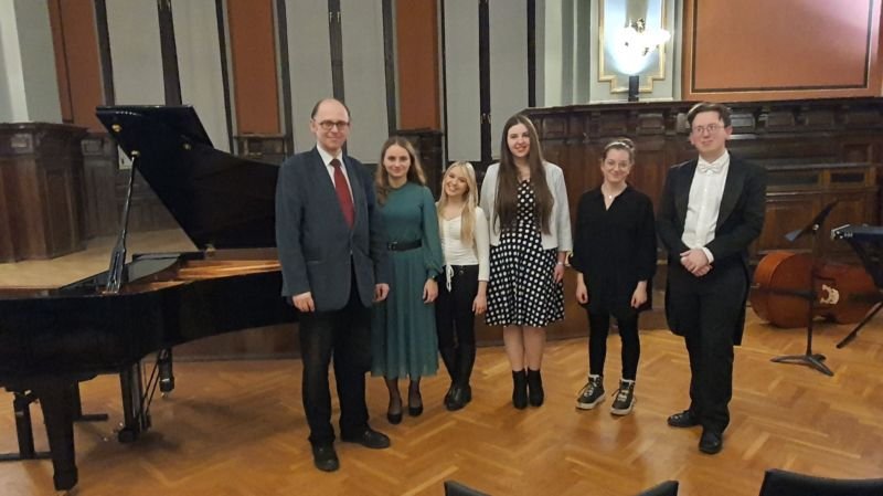 artur ze swoimi uczniami