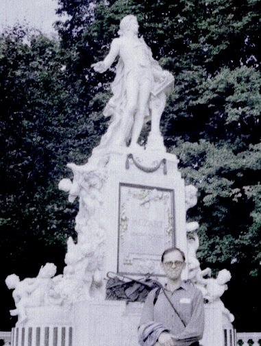 wiedeń 2002 lxxxii 27 '02pod pomnikiem mozarta (2)