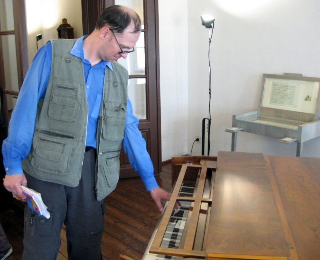 wiedeń img 0891w pokoju głównym przy fortepianie schuberta (2)