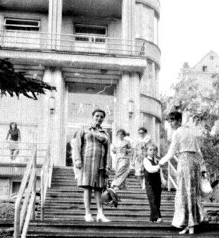 przed gmachem patri jana kiepury krynica 1977 liv 31aa