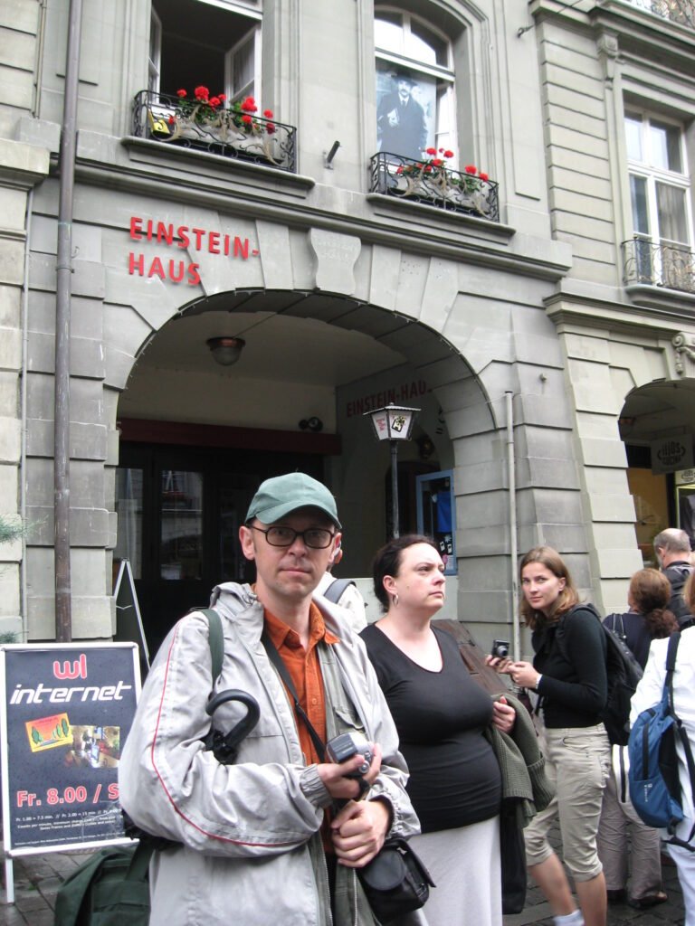 img 6679 przed domem a. einsteina